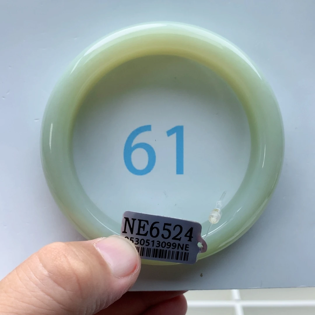 蛙***片和田玉手镯未镶嵌