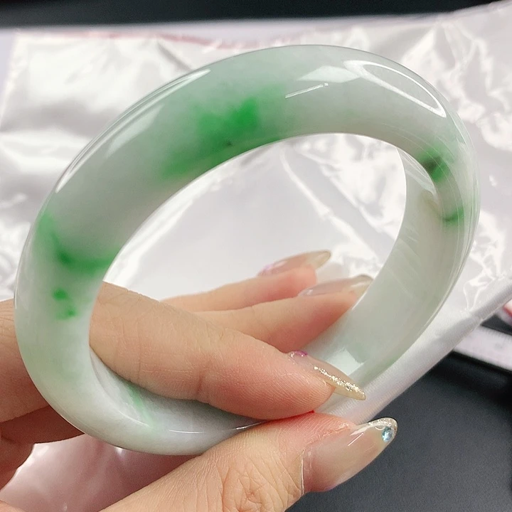 未镶嵌手镯翡翠，647