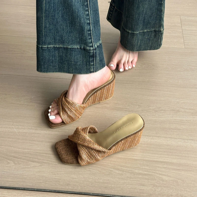 小个子坡跟拖鞋女夏外穿2025新款百搭配裙子露趾草编高跟鞋凉拖鞋