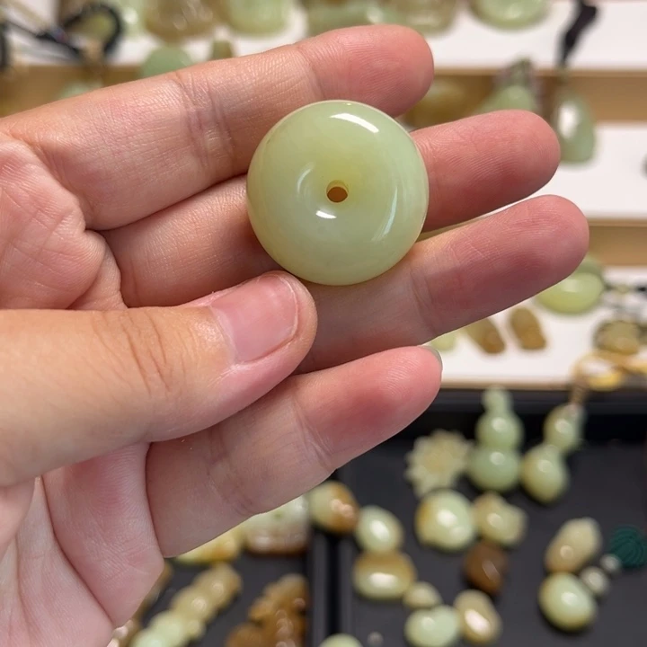 唛***儿颈饰未镶嵌和田玉