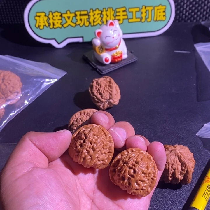 文玩核桃吊坠白狮子