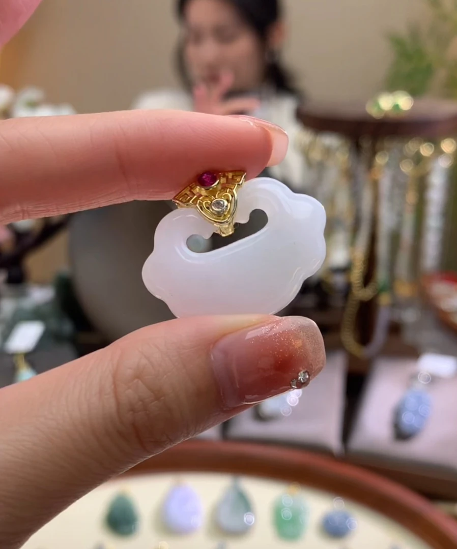 天然A货翡翠吊坠