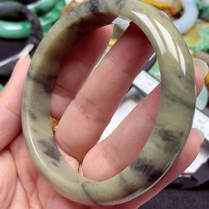 翡翠手镯未镶嵌翡翠