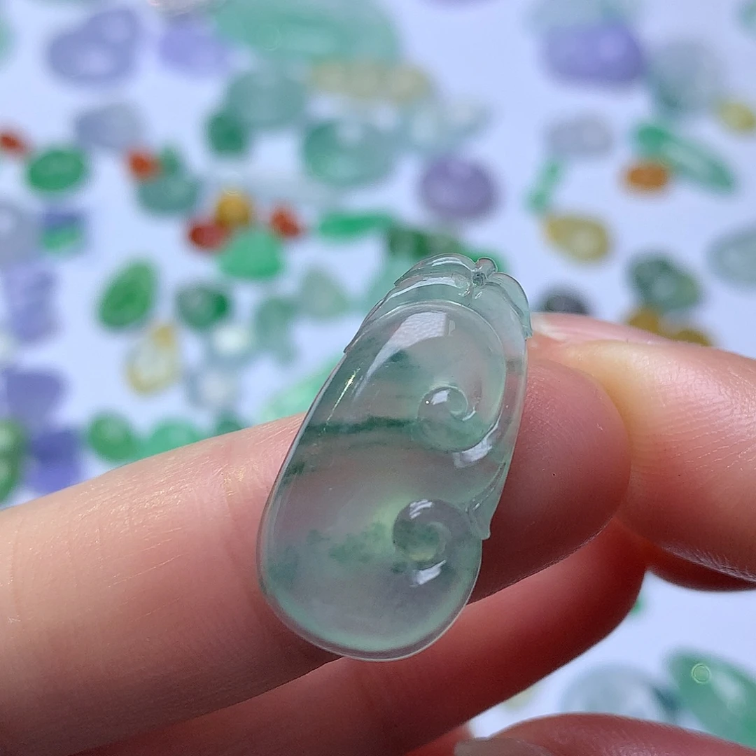 翡翠未镶嵌颈饰如意