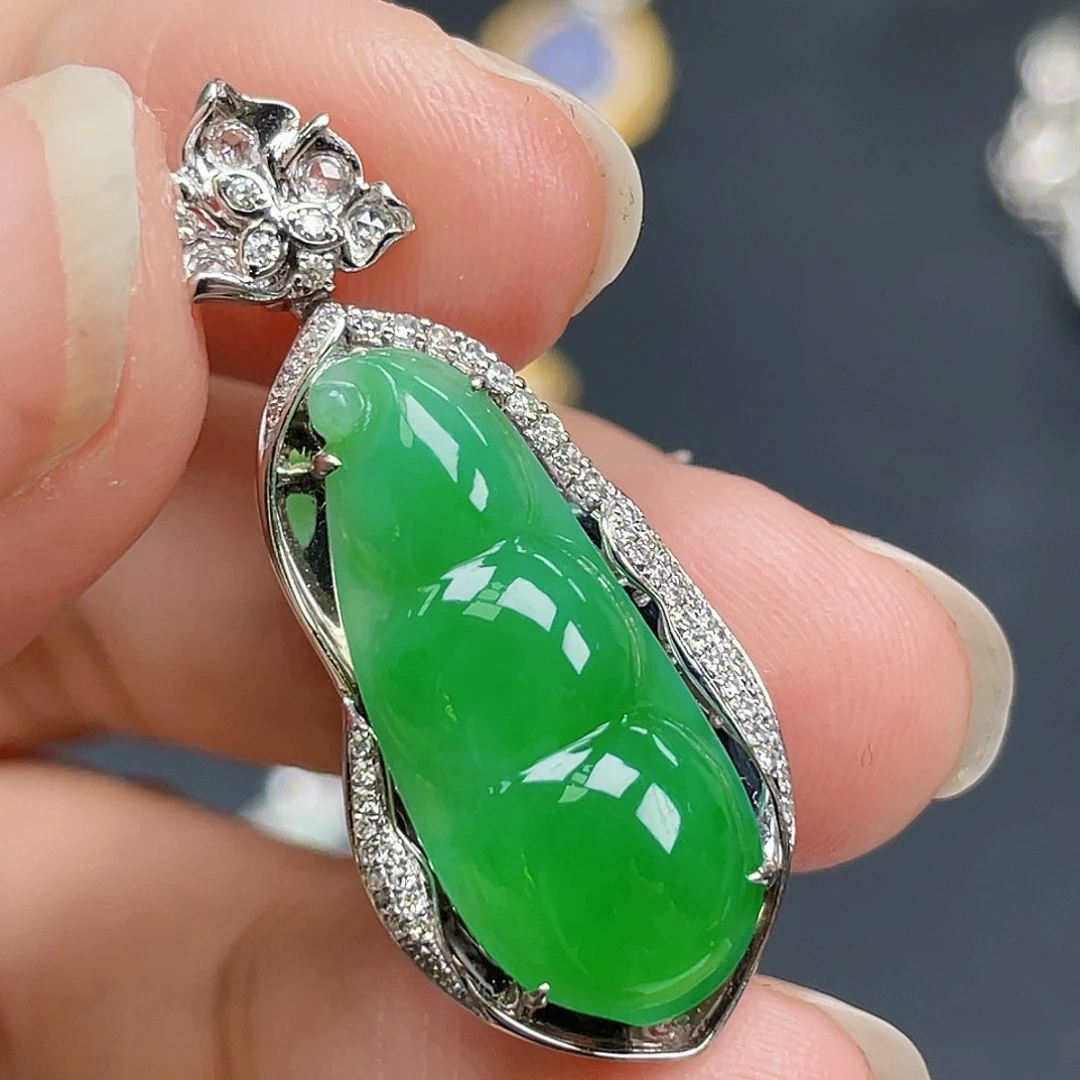 翡翠18K金镶嵌颈饰绿豆子