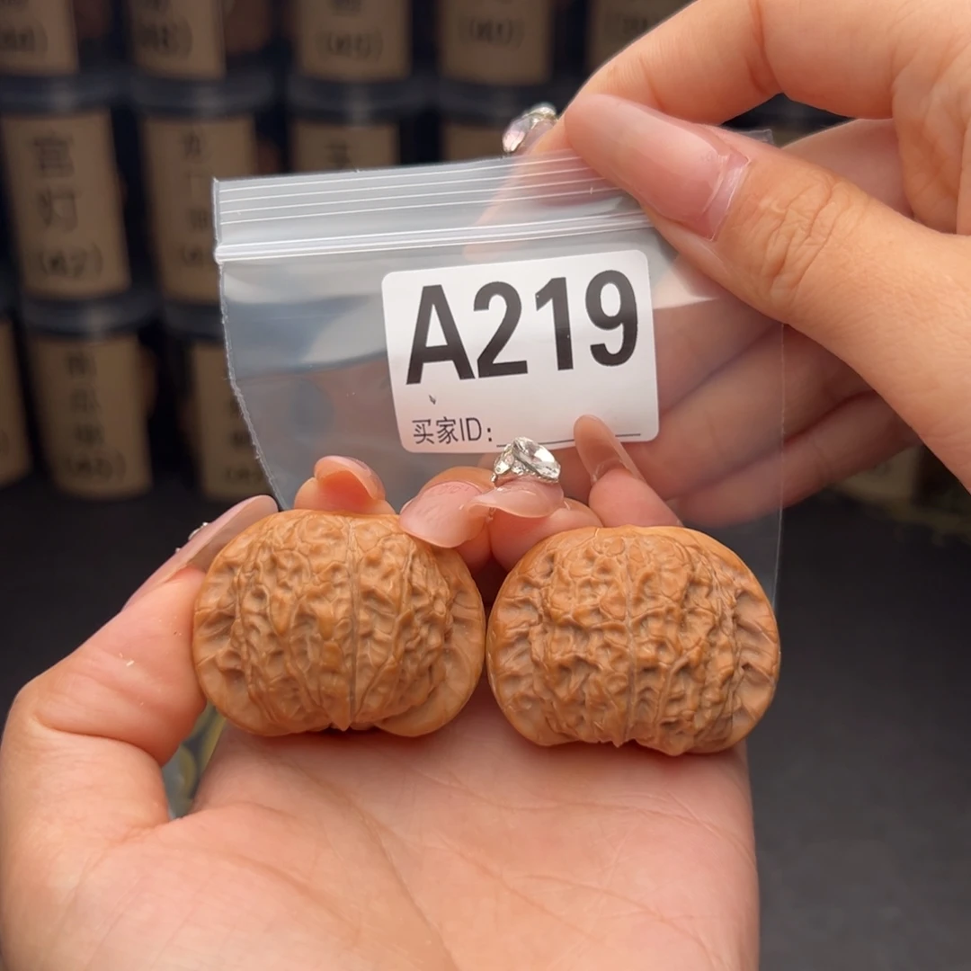 文玩核桃吊坠血麒麟41