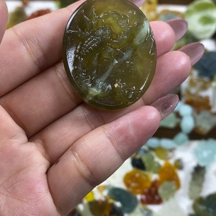 未镶嵌蛇纹石玉吊坠