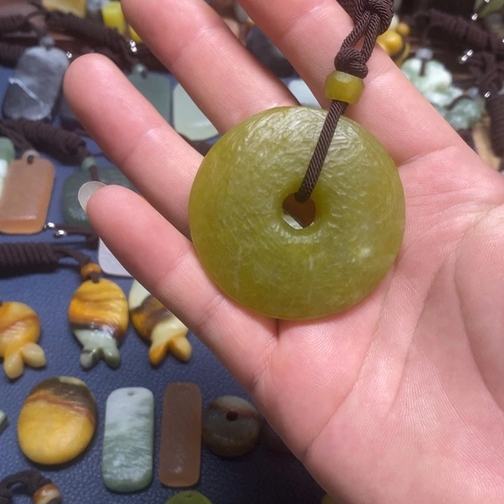 未镶嵌蛇纹石玉颈饰