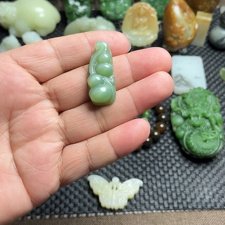 Y***o颈饰未镶嵌和田玉（碧玉）