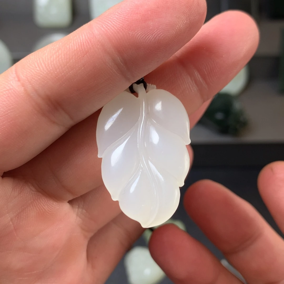 和田玉颈饰未镶嵌叶子