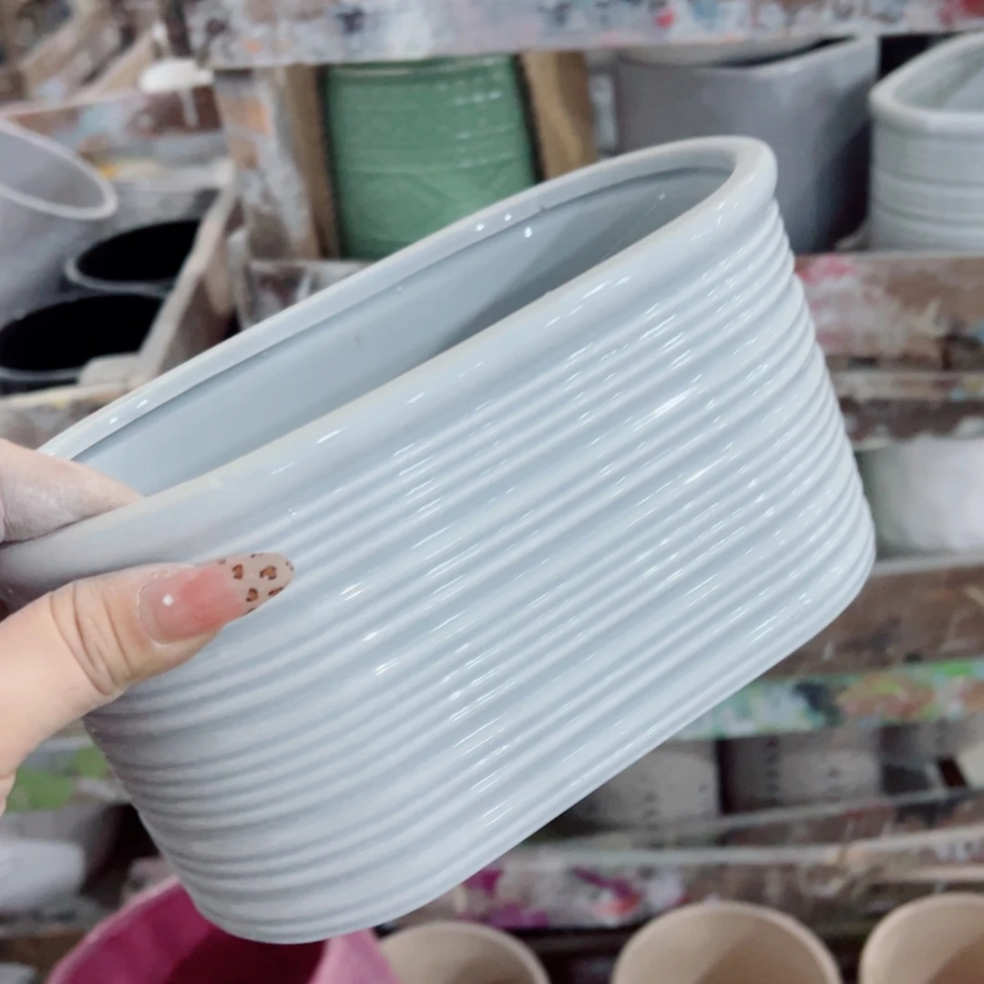 有孔，陶瓷花盆满10米包邮发货。微瑕