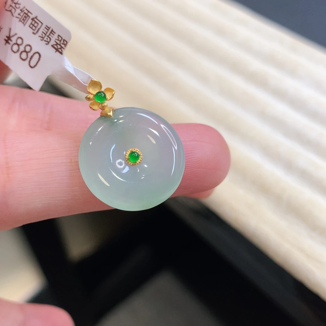 翡翠18K金镶嵌颈饰