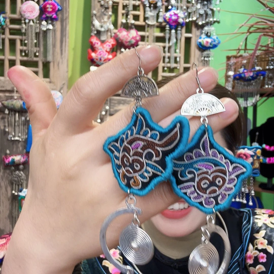 织绣耳环。