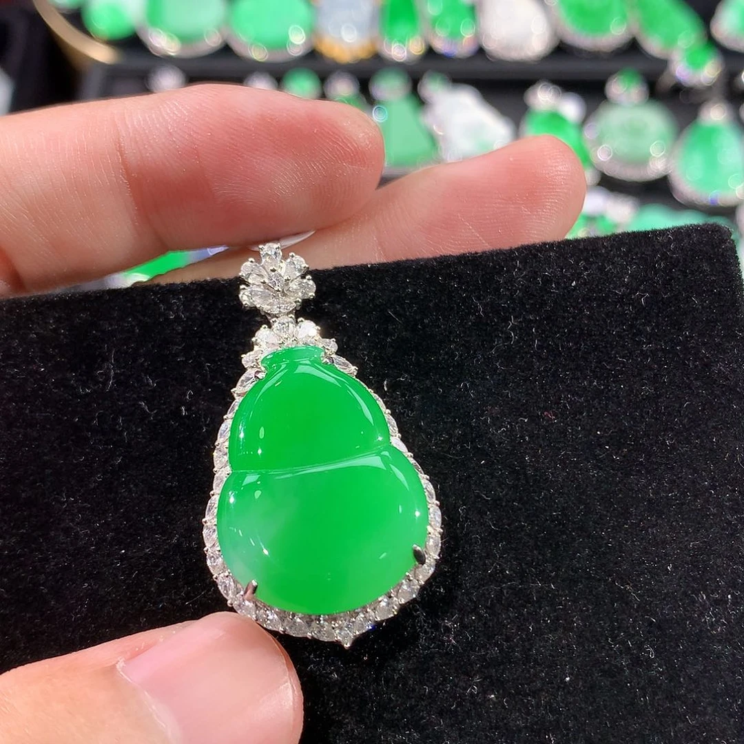 翡翠18K金镶嵌颈饰