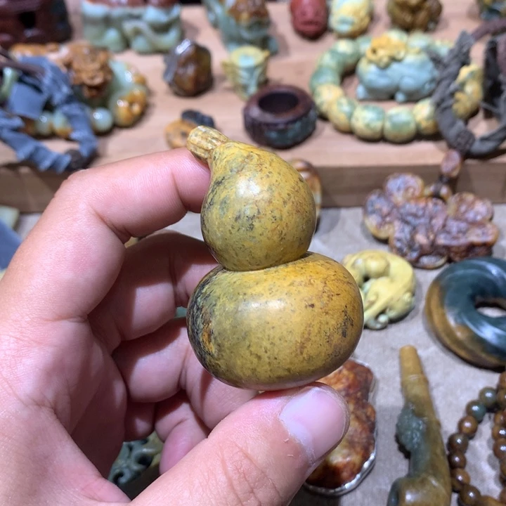 未镶嵌岫岩河磨玉（透闪石质玉）挂件