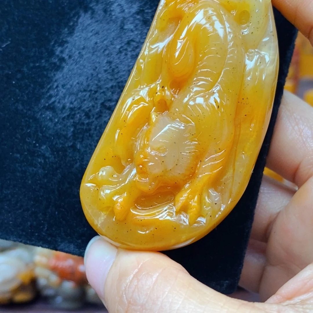 未镶嵌石英质玉（黄龙玉）颈饰