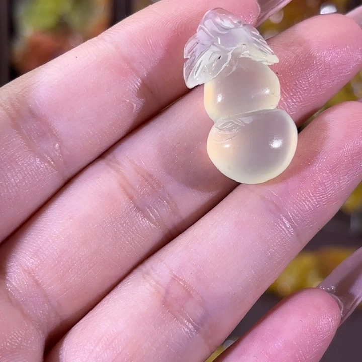 未镶嵌蛇纹石玉颈饰刀***熊