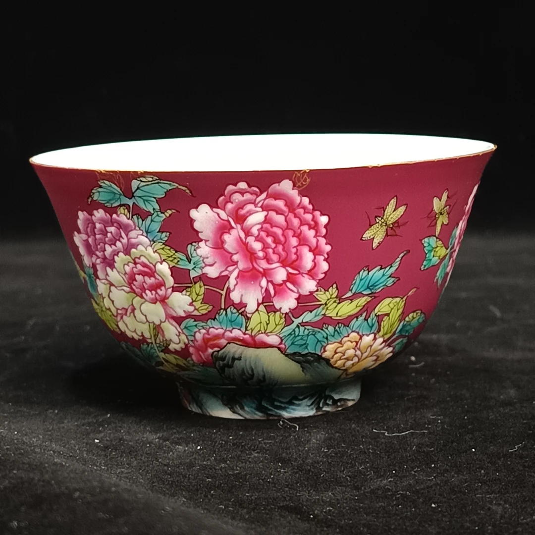 X胭脂红釉地粉彩花卉纹杯