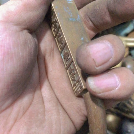 和***机闪电购铜摆件工艺品