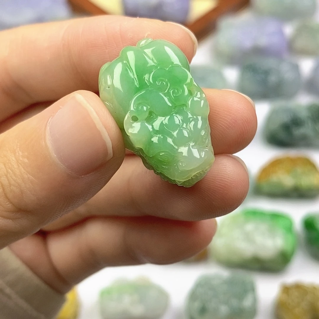 翡翠未镶嵌颈饰貔貅