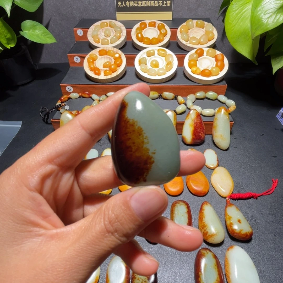 和田玉未镶嵌颈饰陈**月