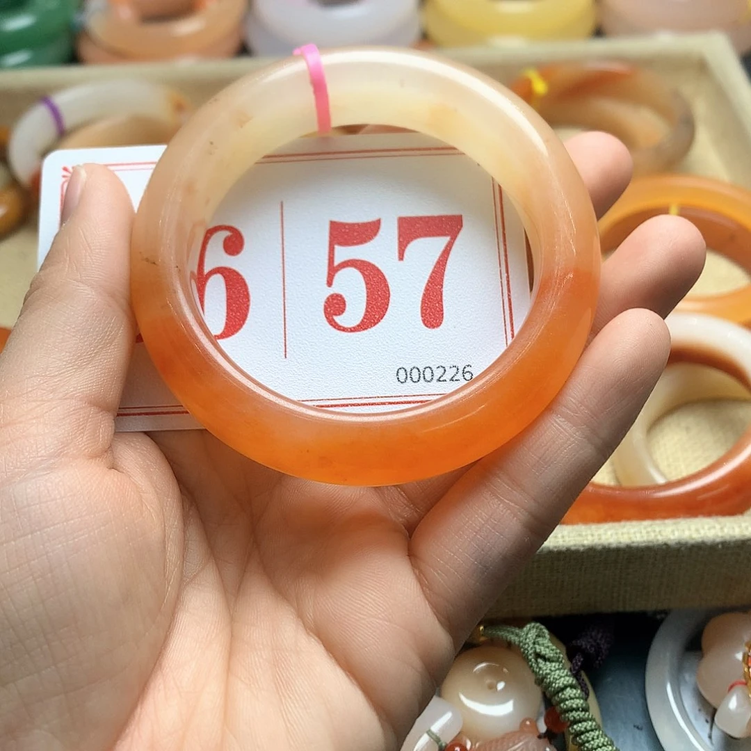 未镶嵌石英质玉（黄龙玉）手镯