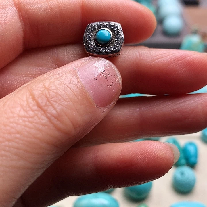 绿松石未镶嵌颈饰