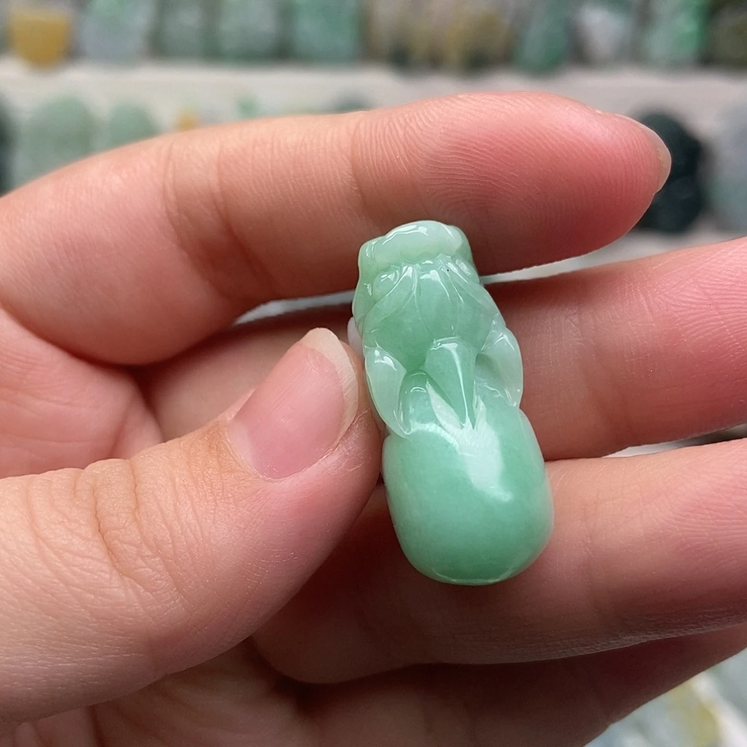 翡翠未镶嵌吊坠(赠链)