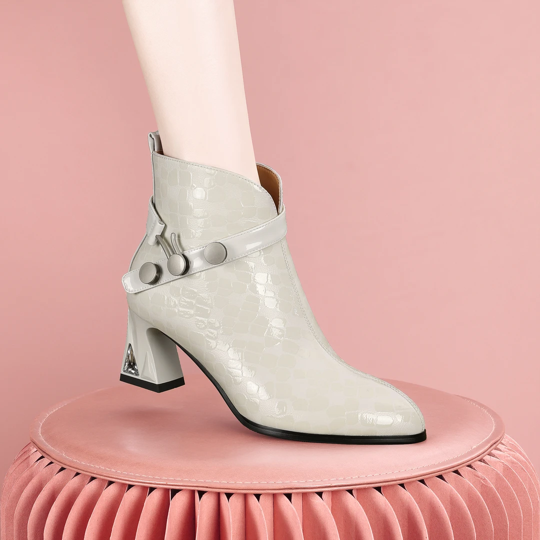 梵芮诗2025冬季拉带装饰新款日常百搭低跟女靴-J2268