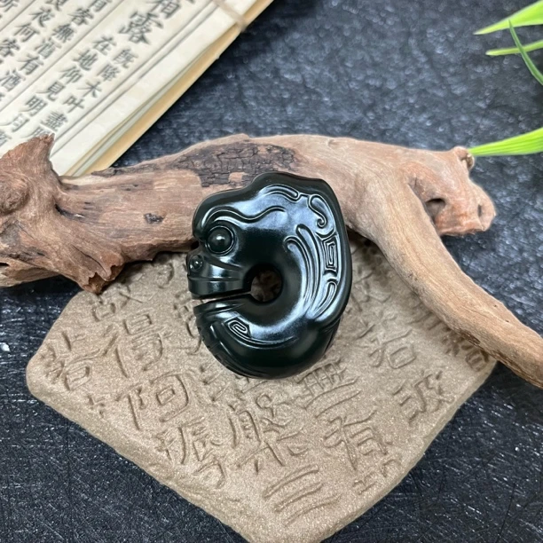 天然和田玉黑青玉猪龙挂坠吊坠男士女士手把件 仿古玉文化大气