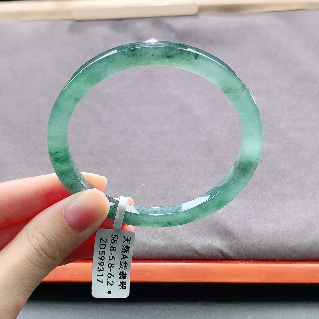 翡翠手镯未镶嵌天然