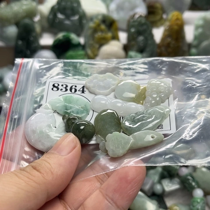 翡翠未镶嵌颈饰8364