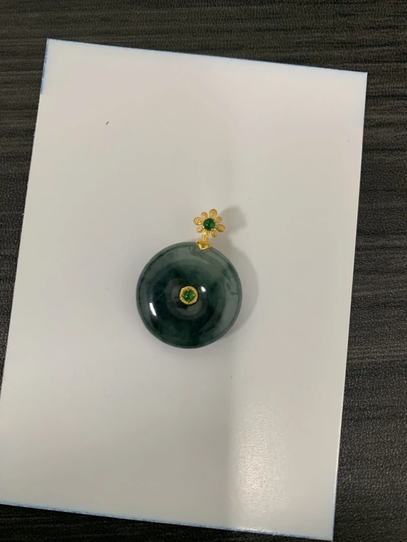 缅甸翡翠A货，18K金镶嵌冰飘花翡翠平安扣时尚精美