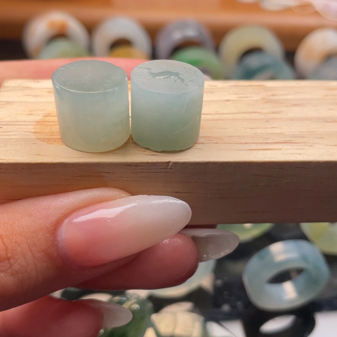 未镶嵌定制翡翠直筒圆珠蓝胶底