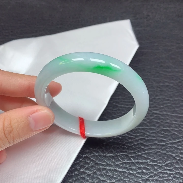 翡翠手镯未镶嵌。