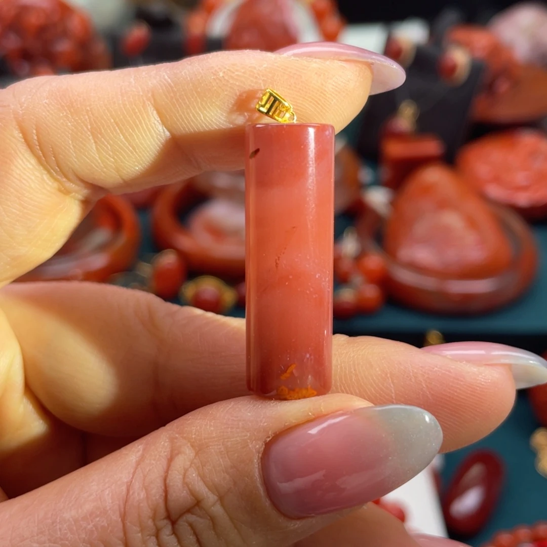 南红玛瑙18K金镶嵌川料南红紫冰圆柱吊坠