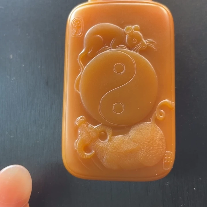 有***望石英质玉（黄龙玉）合金挂件
