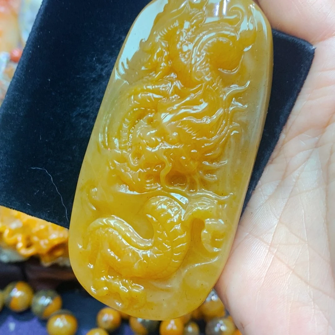 未镶嵌石英质玉（黄龙玉）颈饰