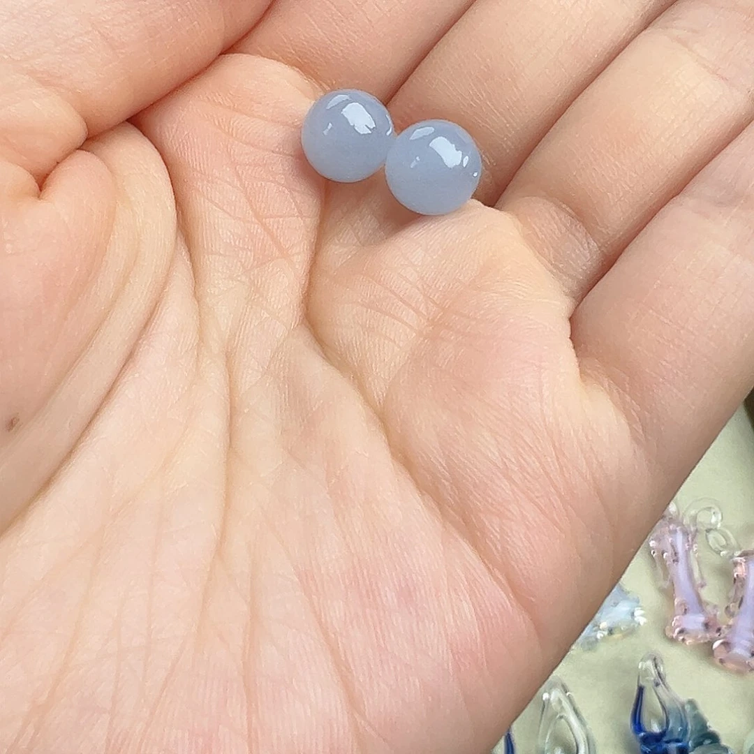 琉璃吊坠(不含链)浅蓝色卡八珠子两颗