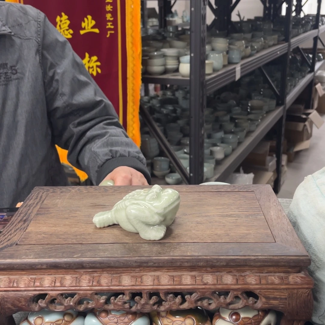 瓷片翠青釉 三足金蝉