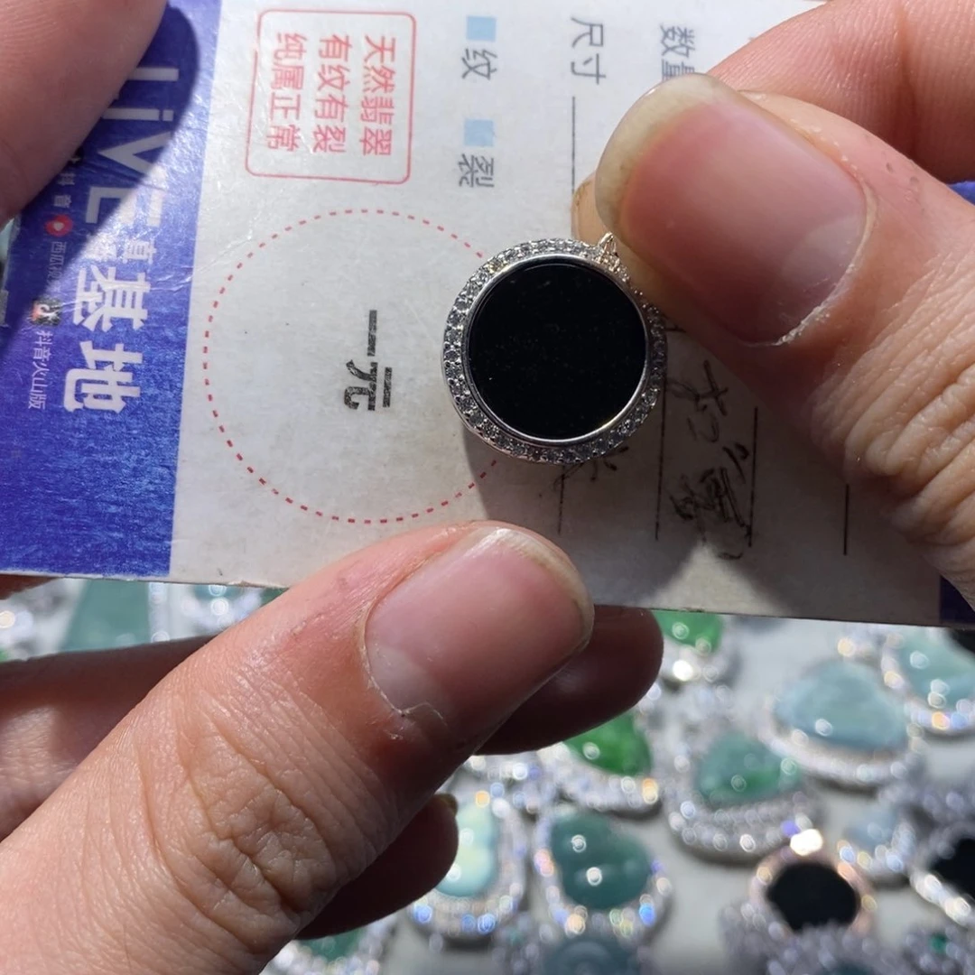 翡翠颈饰未镶嵌云***翠翡翠