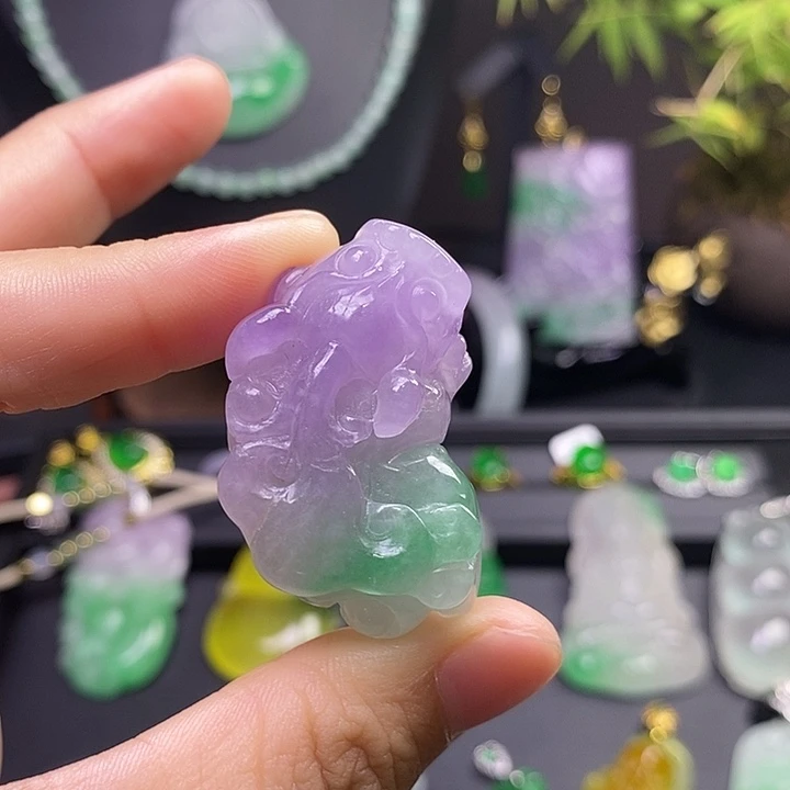 翡翠未镶嵌吊坠(赠链)