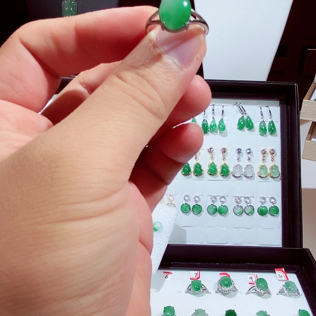 乐***途石英质玉（非洲翠）银S925镶嵌耳钉