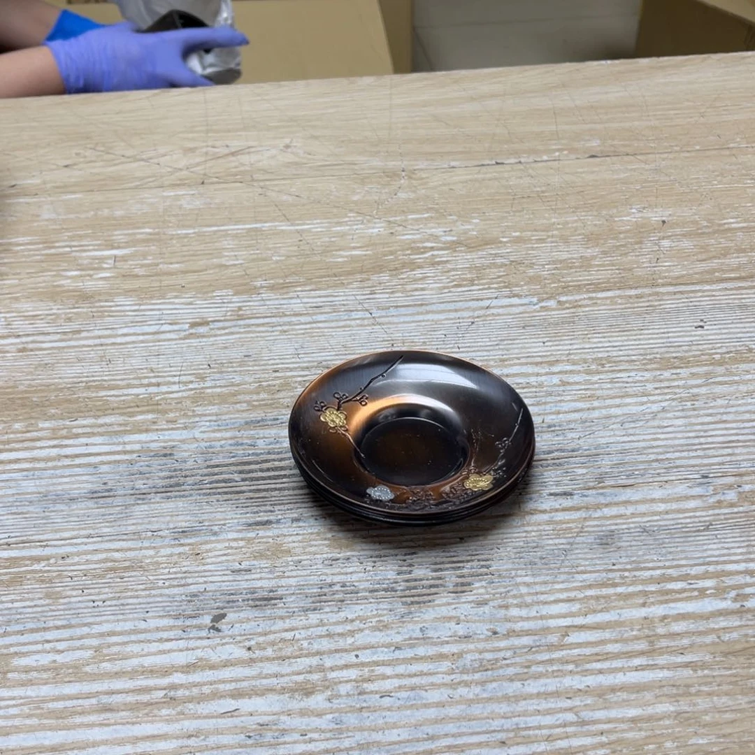 瓷片B****k密密麻麻地排列着一个