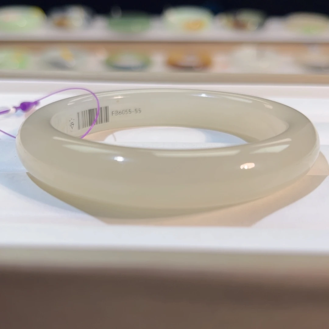 和田玉未镶嵌手镯  「冰粉」