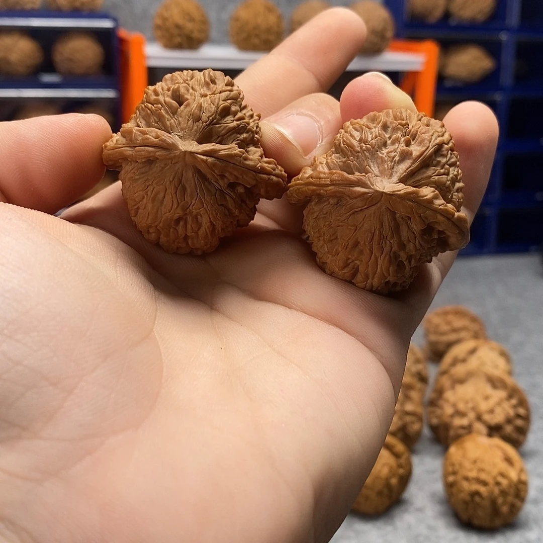 文玩核桃吊坠三角白40