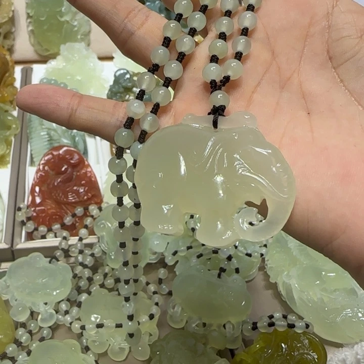 蛇纹石玉吊坠未镶嵌