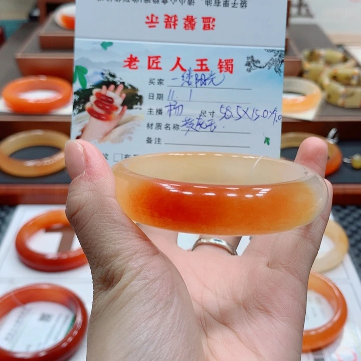 一***光石英质玉（黄龙玉）未镶嵌手镯