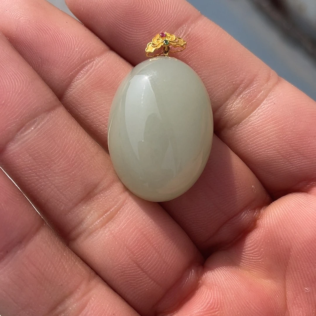 和田玉和田玉18K金镶嵌和田玉新疆且末钢板料蛋面吊坠