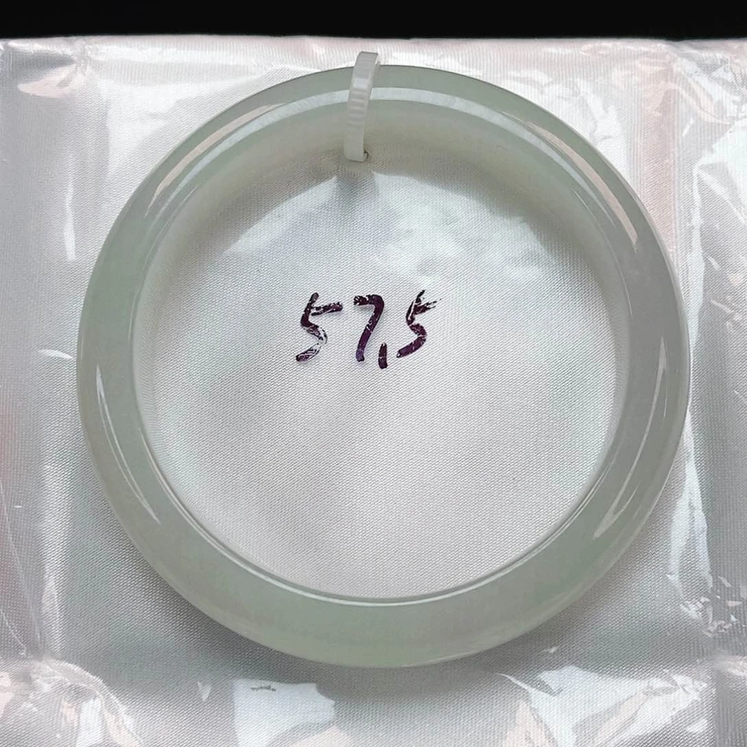 翡翠手镯未镶嵌正圈